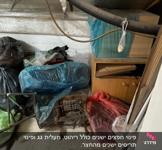 שקיות אשפה וארון בחדר אחסון